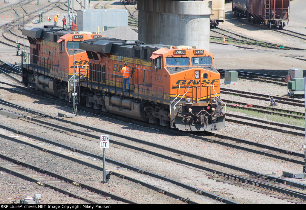 BNSF 7400 and BNSF 6177